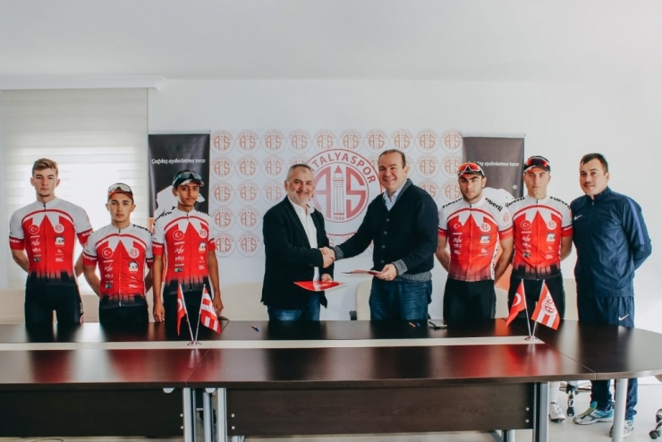 Fiberli, Bisiklet Takımı Sponsorluğunu Yeniledi