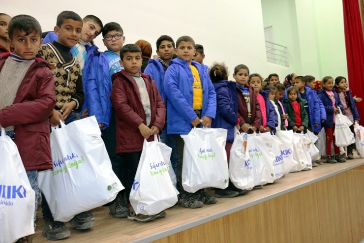 Akçakale Belediyesi 400 İhtiyaç Sahibi Öğrenciyi Giydirdi.