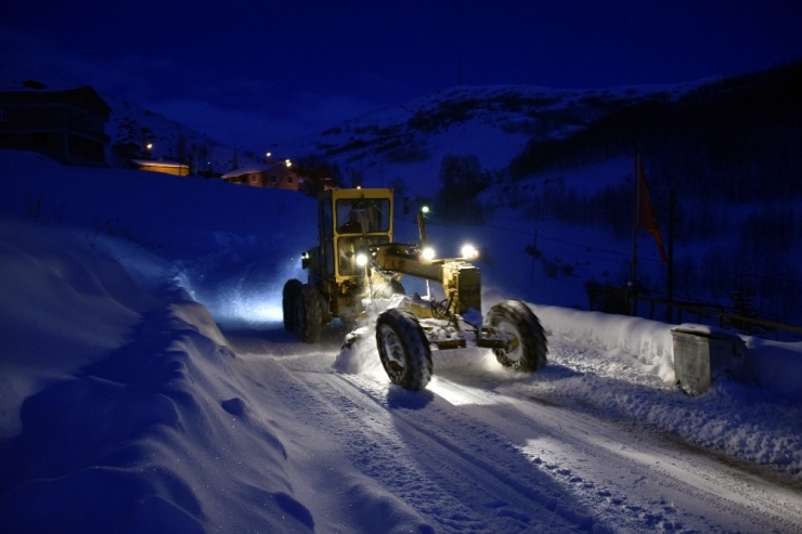 Gümüşhane’de Karla Mücadele Çalışmaları Gece Gündüz Devam Ediyor