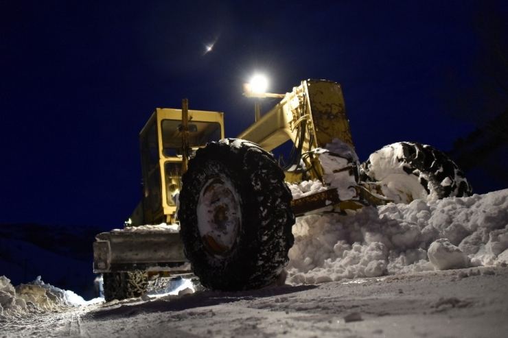 Gümüşhane’de Karla Mücadele Çalışmaları Gece Gündüz Devam Ediyor