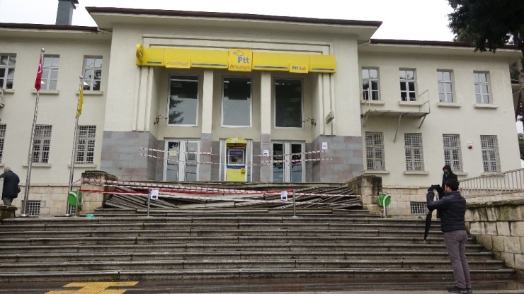 Hatay’da Tarihi Binanın Merdivenleri Çöktü