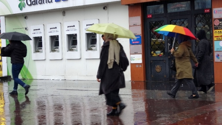 İstanbul’da Yağmur Etkili Oluyor