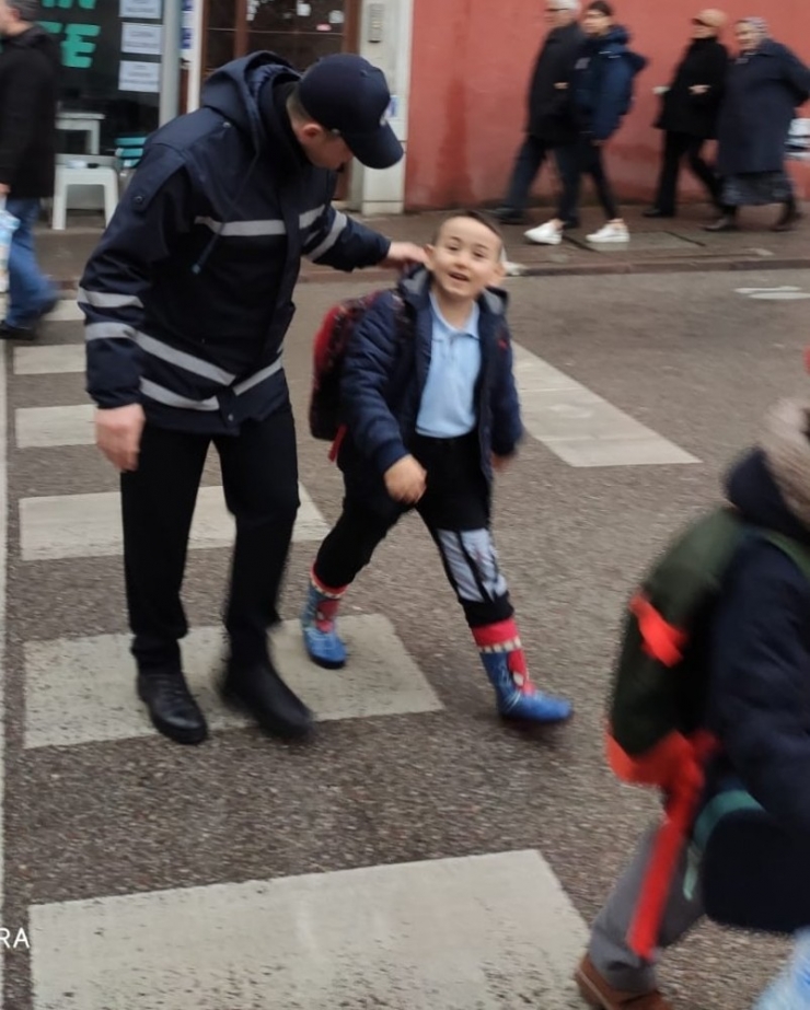 İzmit Zabıtası, Okul Önlerinde Görev Başında