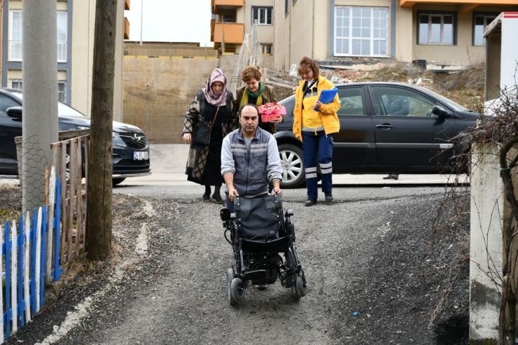 80 Yaşındaki Kadına Akülü Tekerlekli Sandalye