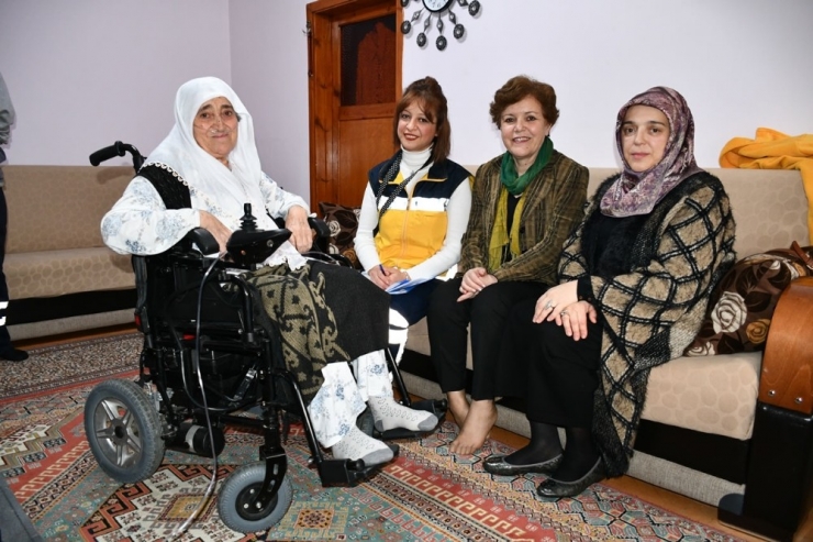 80 Yaşındaki Kadına Akülü Tekerlekli Sandalye