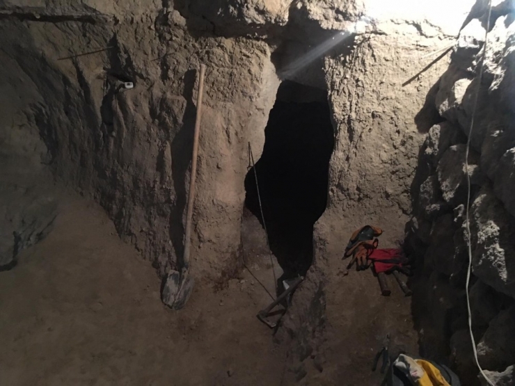 Jandarma Evin Bodrumunda Kazı Yapan Şahsı Yakaladı