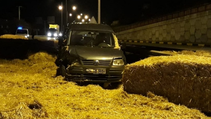 Otomobil, Saman Yüklü Kamyonla Çarpıştı: 2 Yaralı