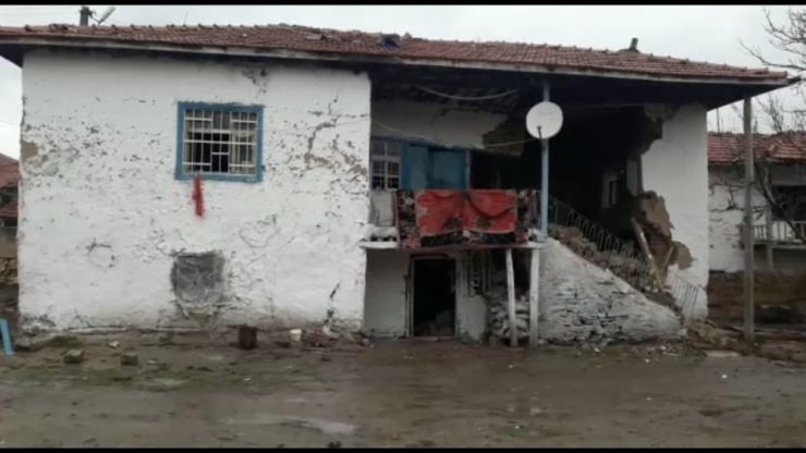 Yağmurdan Dolayı Çöken Kerpiç Evde Mahsur Kalan Bir Kişi Kurtarıldı