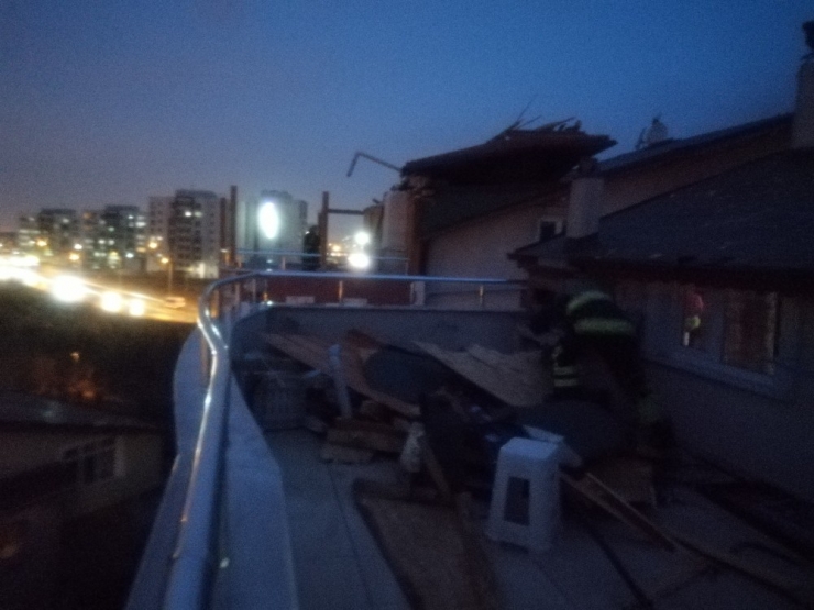 Kocaeli’de Etkili Olan Fırtına Binaların Çatılarını Uçurdu