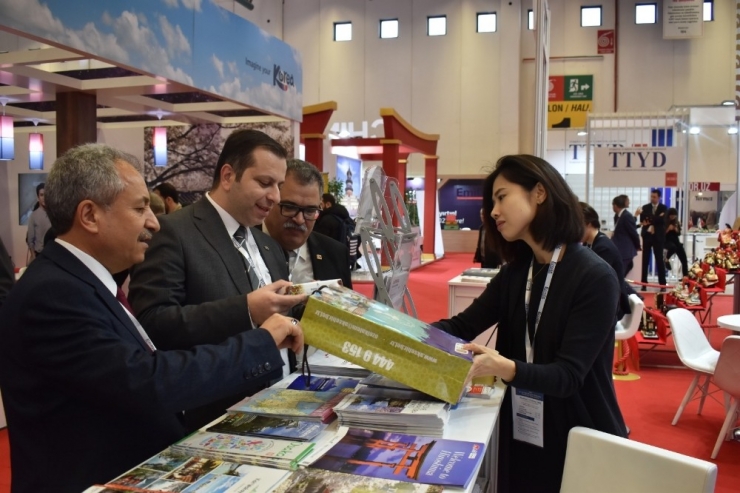 Başkan Akkaya, Akşehir Kirazı Çiçeği’ni Japonlara Tanıttı