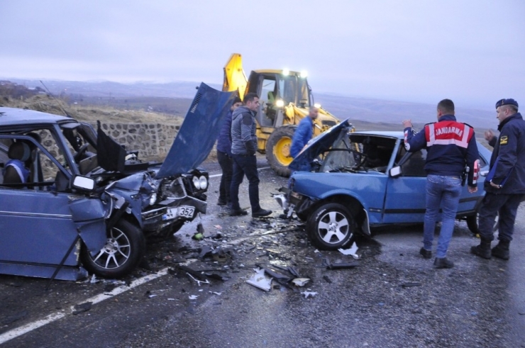 İki Otomobil Kafa Kafaya Çarpıştı: 5 Yaralı