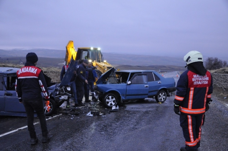 İki Otomobil Kafa Kafaya Çarpıştı: 5 Yaralı