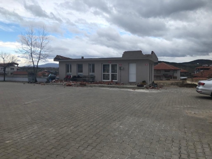 Okul Kantinin Uçan Çatısı Öğrenciyi Yaraladı