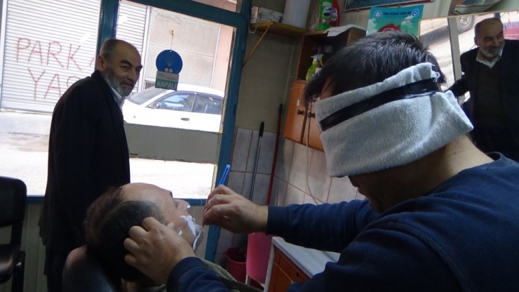 Berberden Gözü Kapalı Tıraş Şov