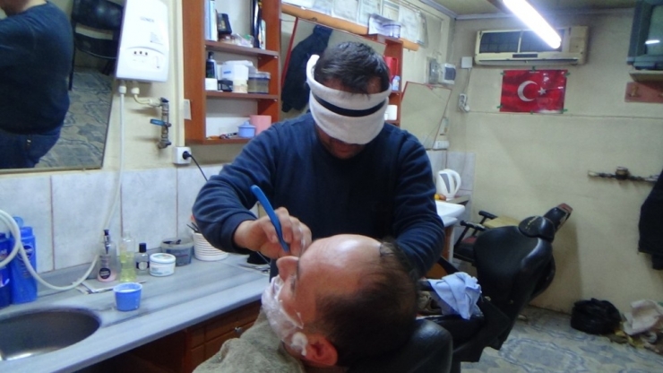 Berberden Gözü Kapalı Tıraş Şov