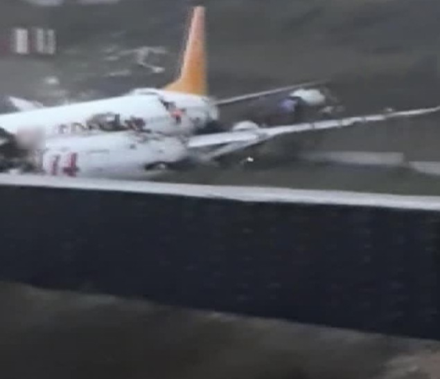 Sabiha Gökçen’de Pistten Çıkan Uçağın Yolcuları Böyle Tahliye Edildi