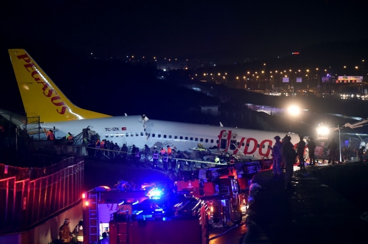 Sabiha Gökçen’de Pistten Çıkan Uçağın Enkazından 2 Yaralı Çıkarıldı