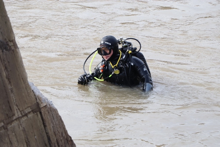 Kızını Kurtarmak İçin Irmağa Atlayan Babayı Arama Çalışmaları Sürüyor