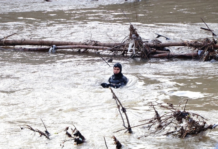 Kızını Kurtarmak İçin Irmağa Atlayan Babayı Arama Çalışmaları Sürüyor