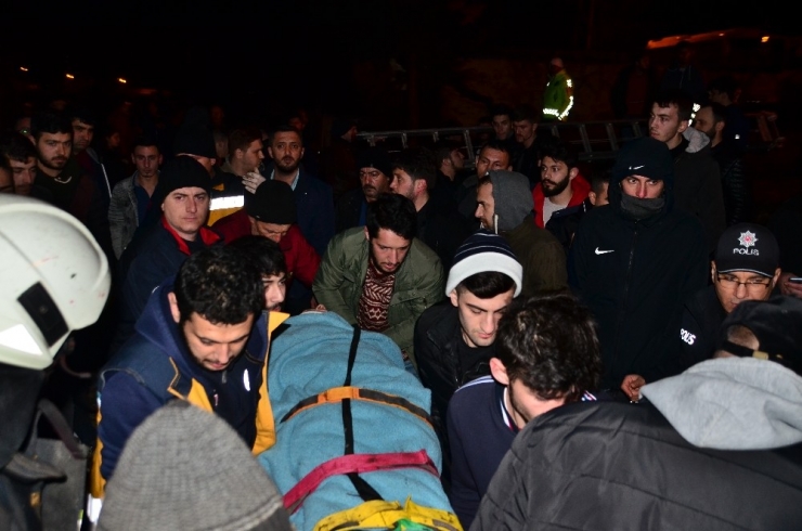 Irmağa Atlayan Kızını Kurtarmak İsteyen Baba Kayboldu