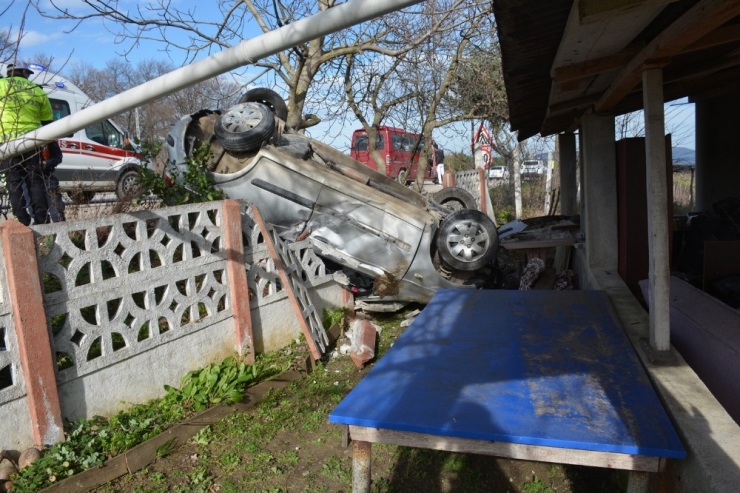 Otomobil Evin Bahçesine Uçtu: 2 Yaralı