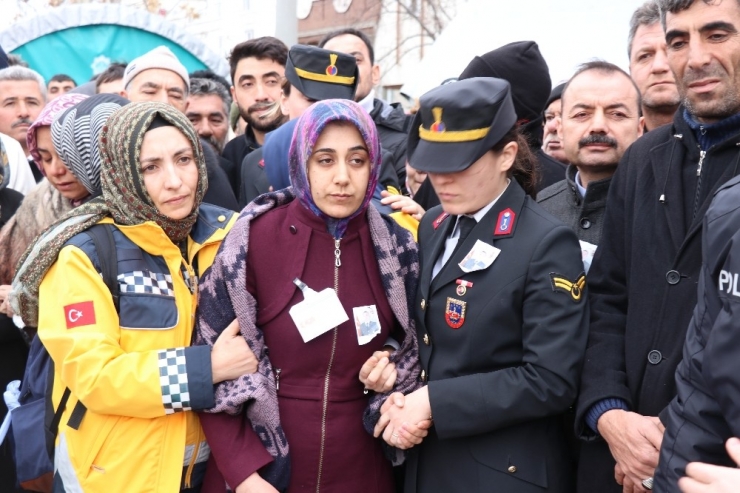 Şehidin 5 Aylık Kızı Kundağıyla Babasını Son Yolculuğa Uğurladı