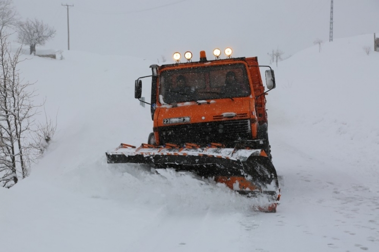 Tunceli’de Kar, 155 Köy Yolu Ulaşıma Kapandı