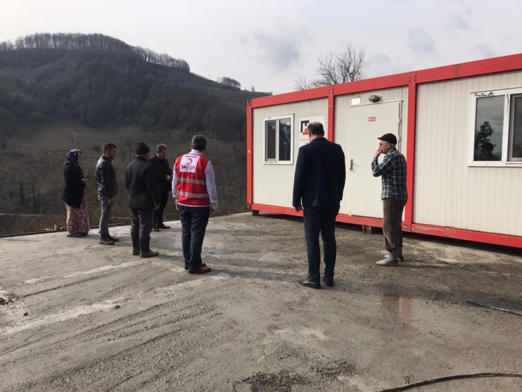 Evi Yanan Aileye Kızılay’dan Konteyner