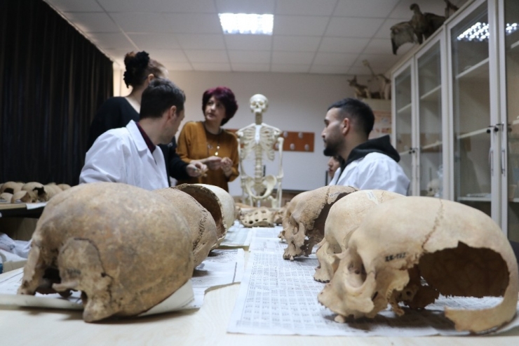 İnsan Kemikleri İle Tarih Yazıyorlar