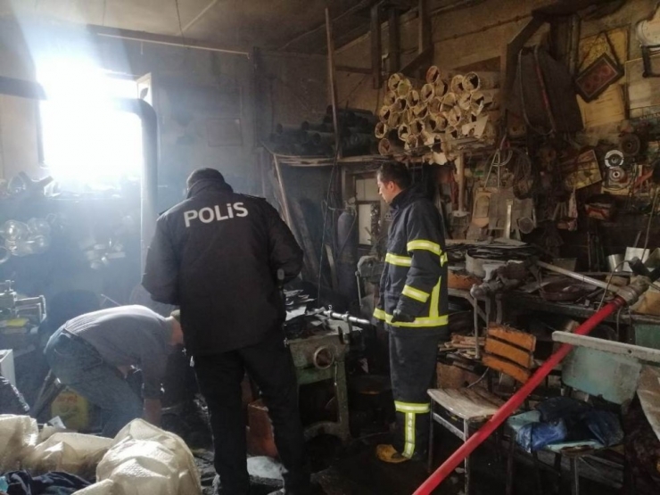 Tarihi Dükkanda Çıkan Yangın Korkuttu