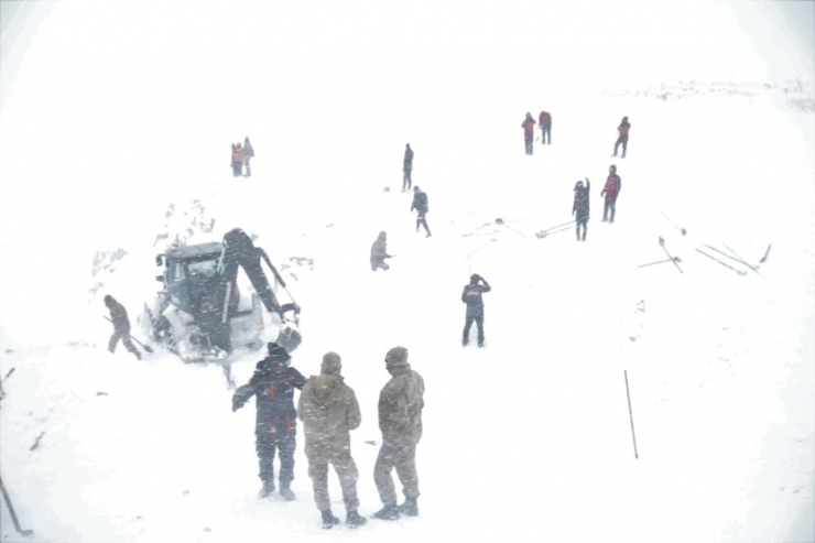 Çığ Altında Kalan 2 Kişiyi Arama Çalışmaları Devam Ediyor