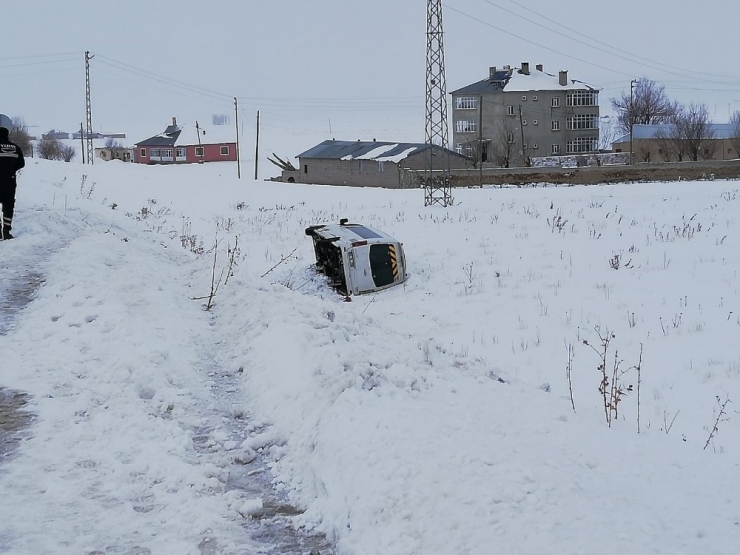 Minibüsle Otomobil Çarpıştı: 7 Yaralı