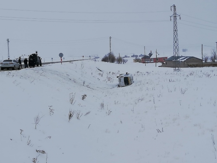 Minibüsle Otomobil Çarpıştı: 7 Yaralı