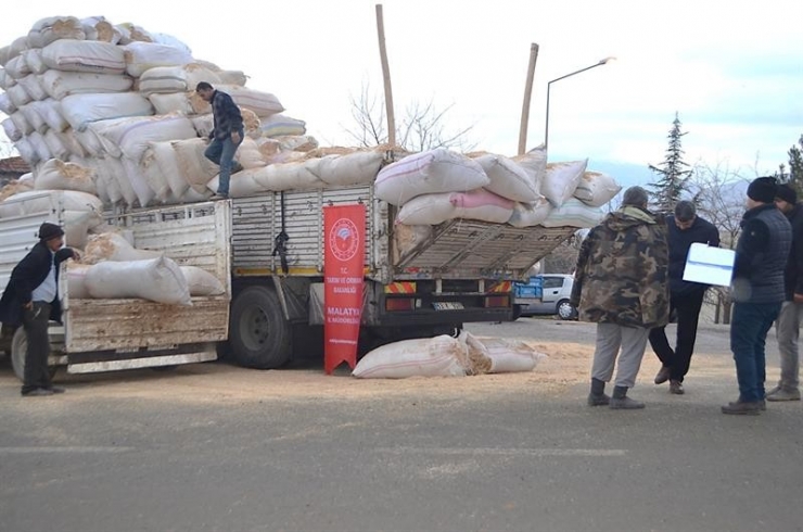 69 Ton Kaba Yem Depremzede Çiftçilere Verildi
