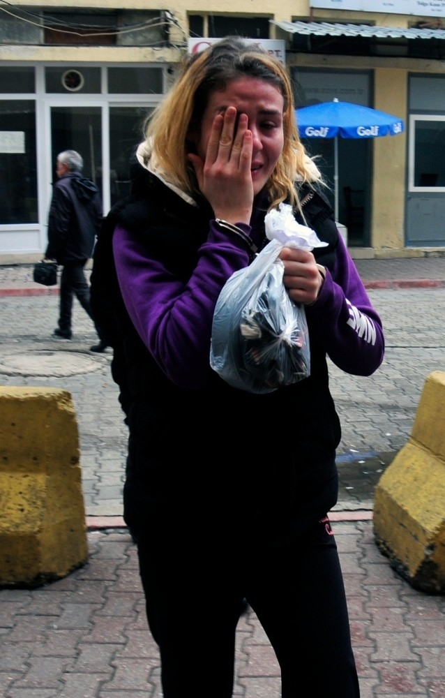 Evinde Uyuşturucu Çıkan Genç Kız Gözyaşlarına Boğuldu