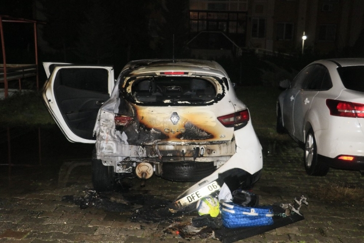 Park Halindeki Otomobil Benzin Dökülerek Kundaklandı