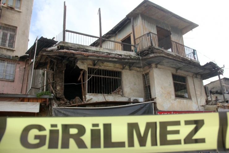 Çökmek Üzere Olan İki Katlı Ev Boşaltıldı