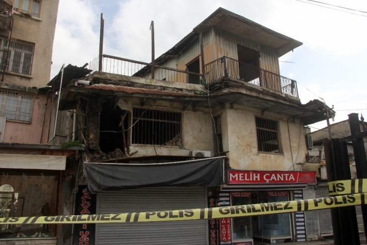 Çökmek Üzere Olan İki Katlı Ev Boşaltıldı