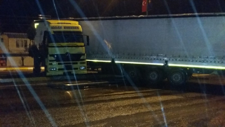 Tır Refüje Çarptı