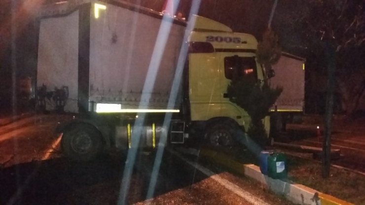 Tır Refüje Çarptı