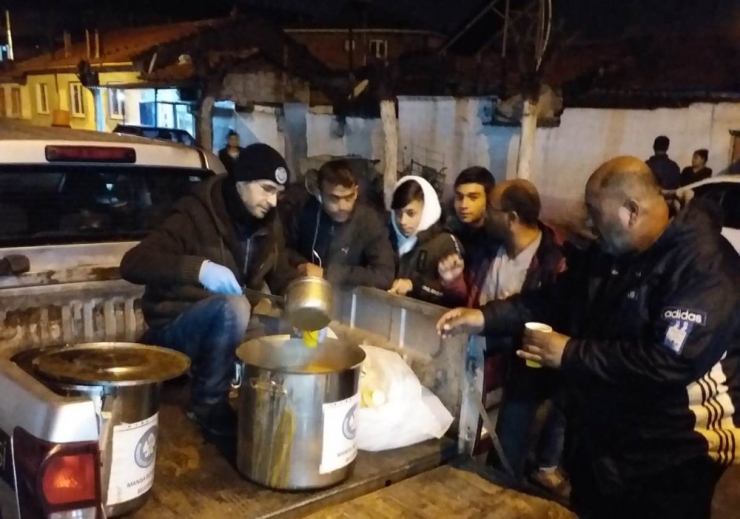 Manisalı Depremzedelere Sıcak Çorba Dağıtımı Devam Ediyor