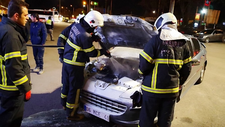 Otomobil Yangını Paniğe Neden Oldu