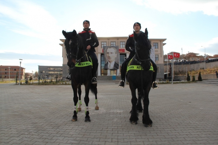 Atlı Polisler Heybetiyle Dikkat Çekiyor