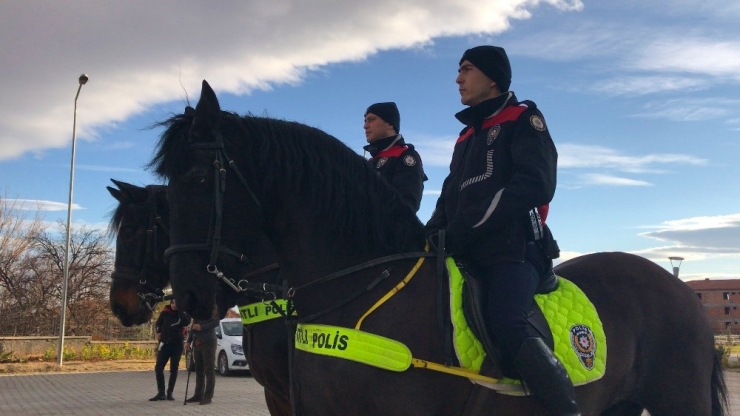Atlı Polisler Heybetiyle Dikkat Çekiyor