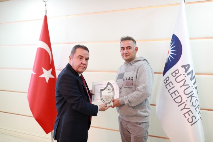 Başkan Böcek’ten Elazığ’da Görev Alan Ekibe Plaket