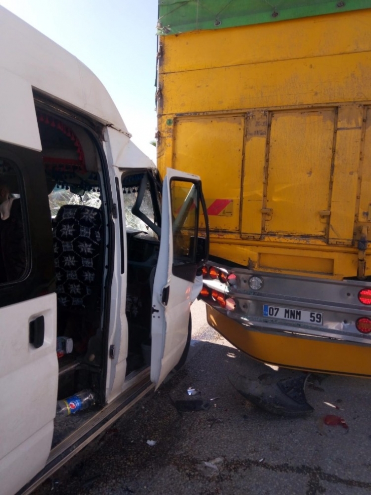 Minibüs Kamyona Çarptı: 2 Yaralı