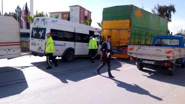 Minibüs Kamyona Çarptı: 2 Yaralı