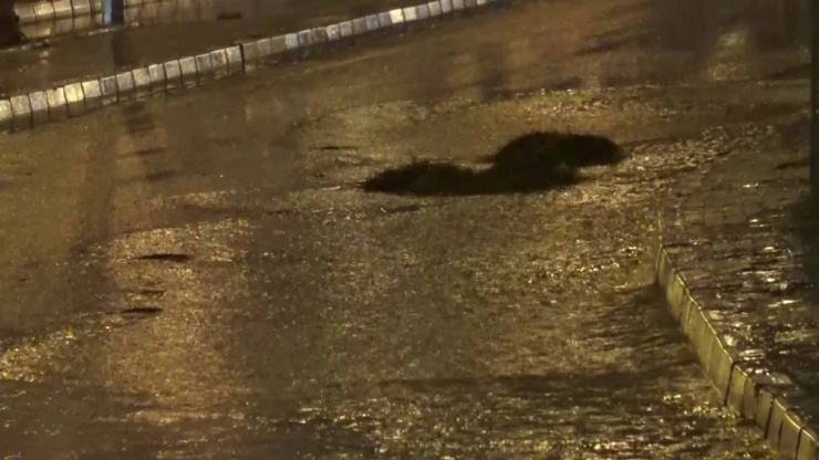 Kuşadası’nda Sağanak Yağmur Etkili Oldu