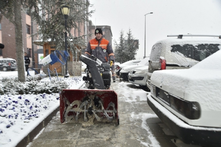 Mamak’ta Karla Mücadele Ekipleri İş Başında