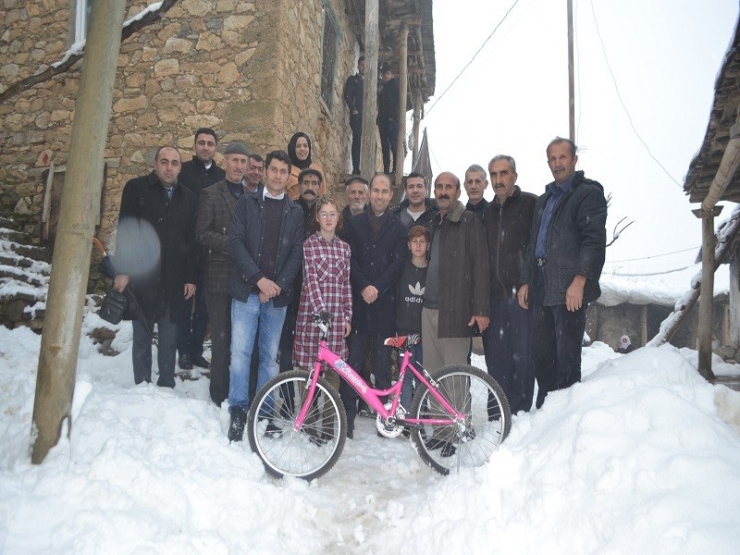 Kaymakam Özadalı’dan Hasta Öğrenciye Bisiklet Sürprizi